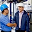 Serviceingenieur von Endress+Hauser mit einem Anlagenmanager einer Chemieanlage.