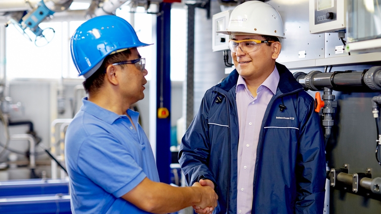 Ingénieur Endress+Hauser avec l'exploitant d'une usine chimique