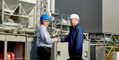 Tecnico di vendita di Endress+Hauser con il direttore di una centrale elettrica