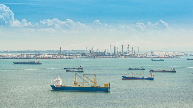 Un port avec de nombreux navires et pétroliers