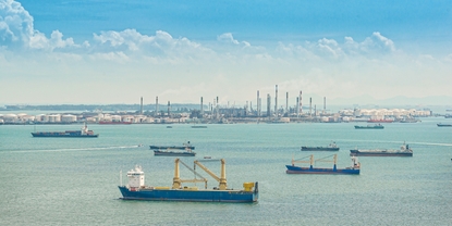 Un porto con diverse navi e attività di bunkeraggio