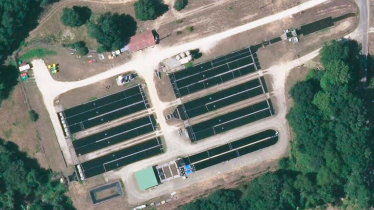 Vue aérienne d'un site piscicole en circuit ouvert et recirculé