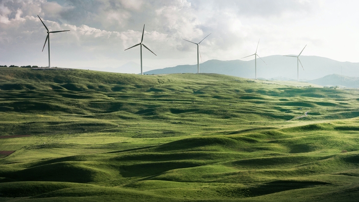 Windräder auf grünen Feldern