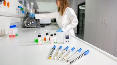 Tragbares pH-Meter mit Elektroden in einem Labor