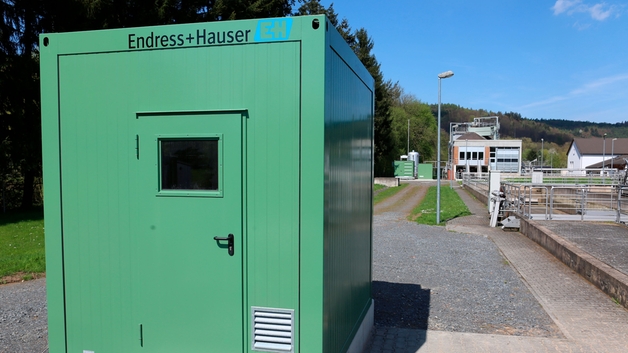 Container mit Messgerät im Innern