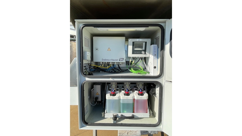 Main components in the cabinet: CDC90 control unit with pneumatic control unit