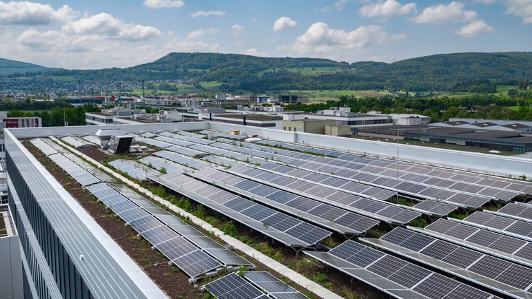 Endress+Hauser ha installato sistemi solari sui tetti di molti uffici ed edifici produttivi.