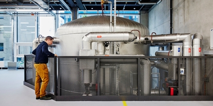 Cette cuve peut stocker la chaleur résiduelle de la production d'Endress+Hauser pour chauffer le bâtiment.