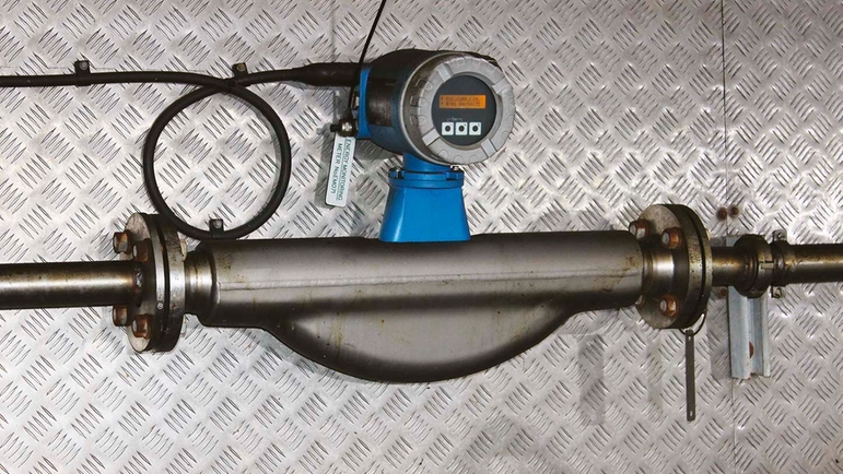 Promass Misuratore di portata di Endress+Hauser installato nel processo.