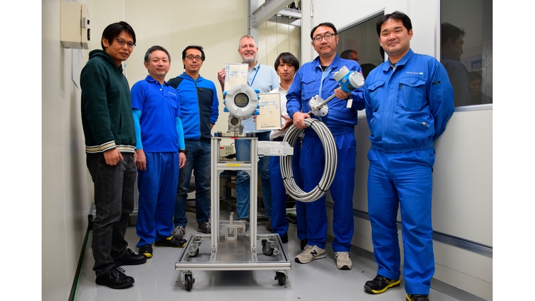 Il team del laboratorio di taratura di Endress+Hauser di Yamanashi