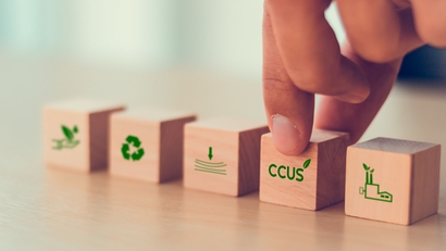 Le concept CCUS (Captage, stockage, utilisation du CO2) symbolisé par cinq blocs de bois.