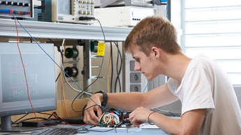 Images of vocational training: Electronics technician with a Swiss federal diploma