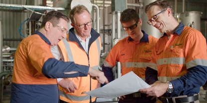 Team di Wildfire Energy Australia che discute costruzione e processi del loro impianto pilota.