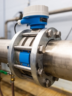 Immagine del misuratore di solidi totali Proline Teqwave MW 500 installato in un impianto di trattamento delle acque reflue