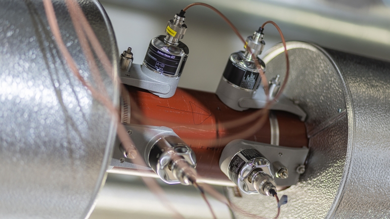 Immagine di sensori clamp-on su un tubo isolato