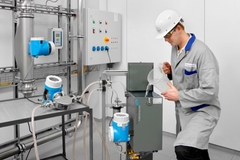 Dichtekalibrierung, Kalibrierdienstleister Mitarbeiter unseres Kalibrierservices vor Ort